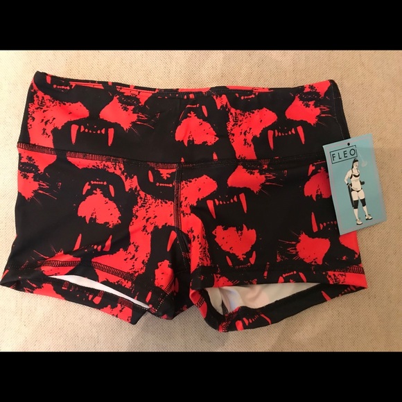 Fleo Pants - Fleo Animal Attack Red Black shorts Small NWT